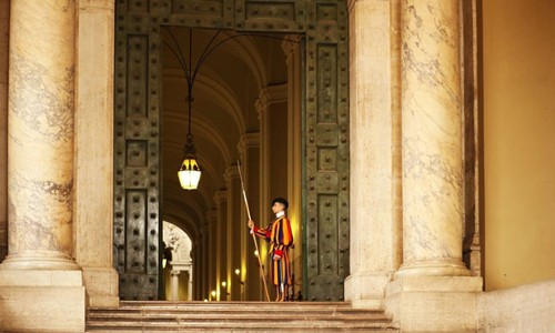 The-Swiss-Guard-is-Smallest-Military-in-the-World